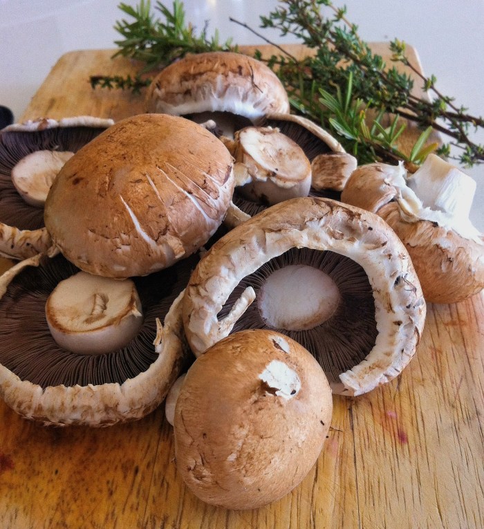 Fresh button mushrooms. 