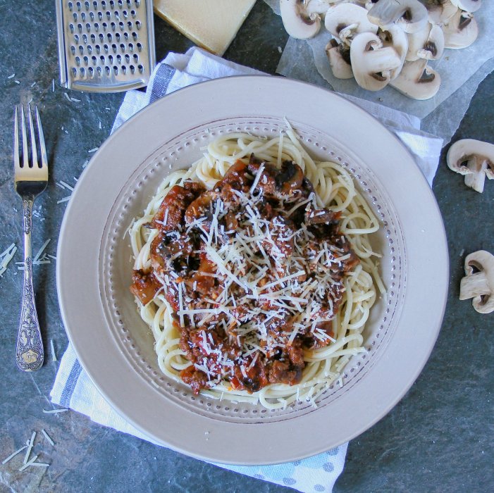 Spaghetti bolognese with mushrooms