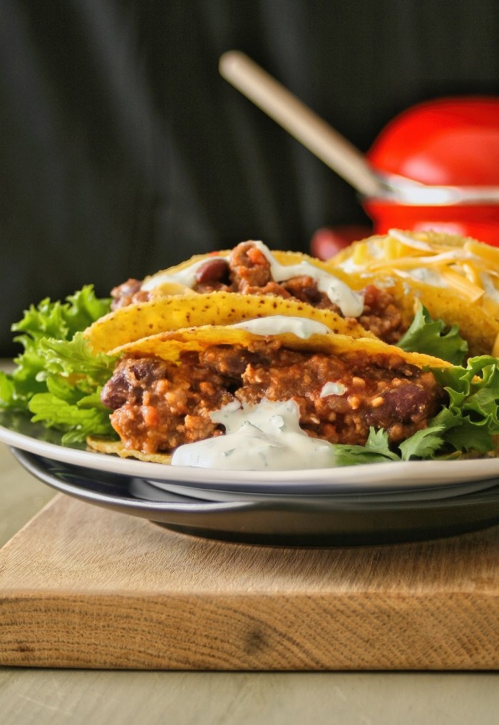 Chilli con carne tacos with cheese. 