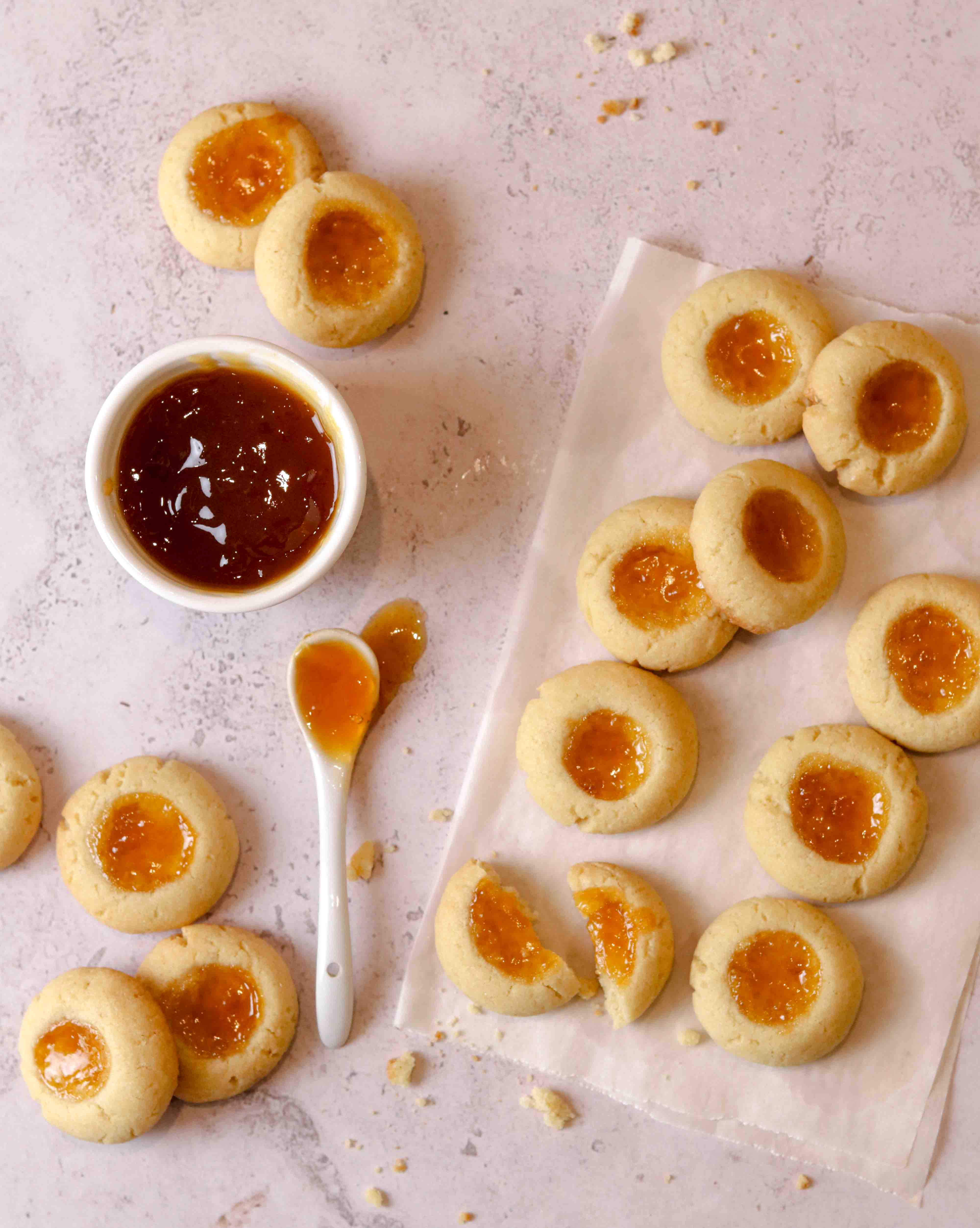 Thumb cookie recipe with apricot jam 