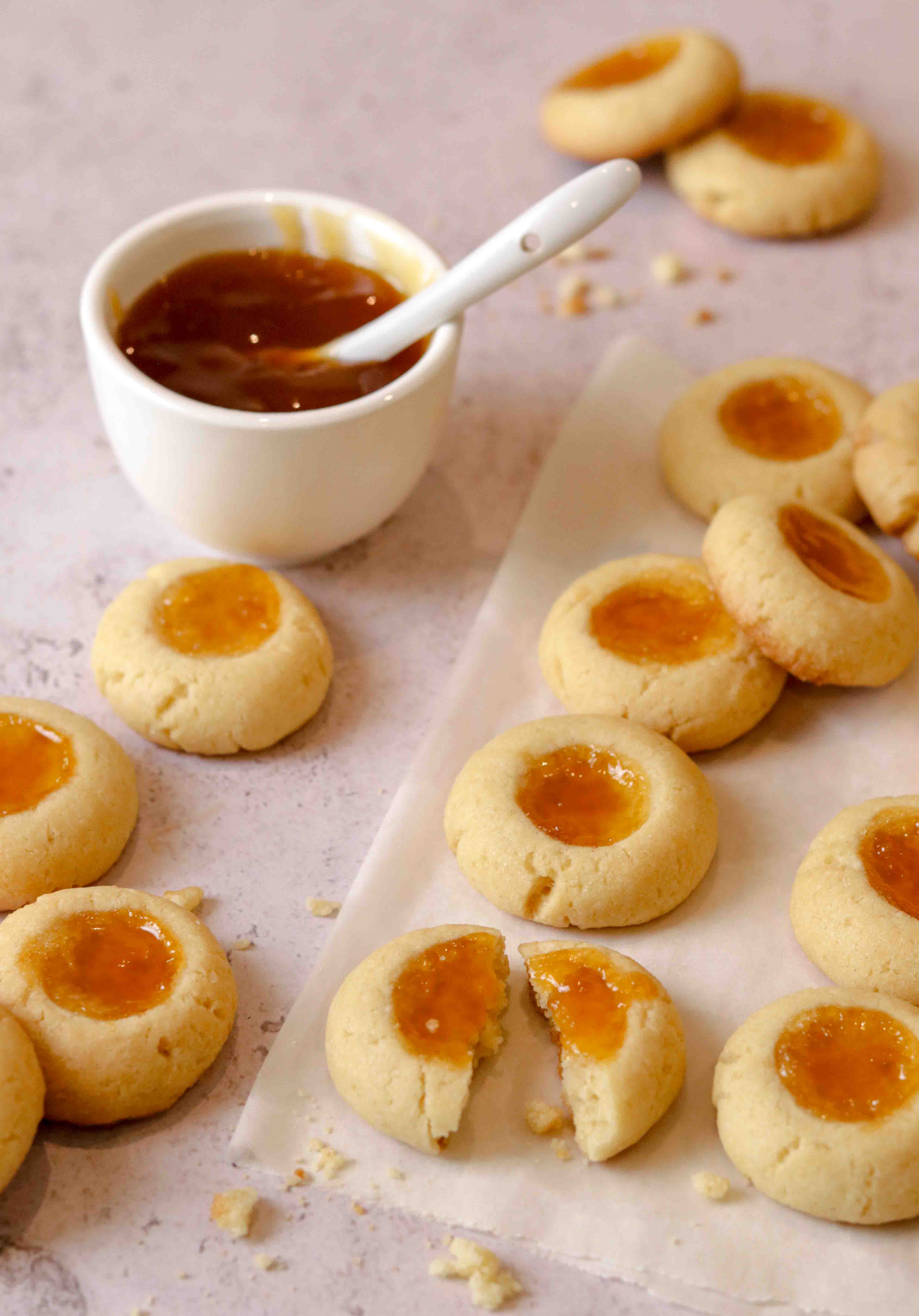 Thumb cookie recipe with apricot jam 