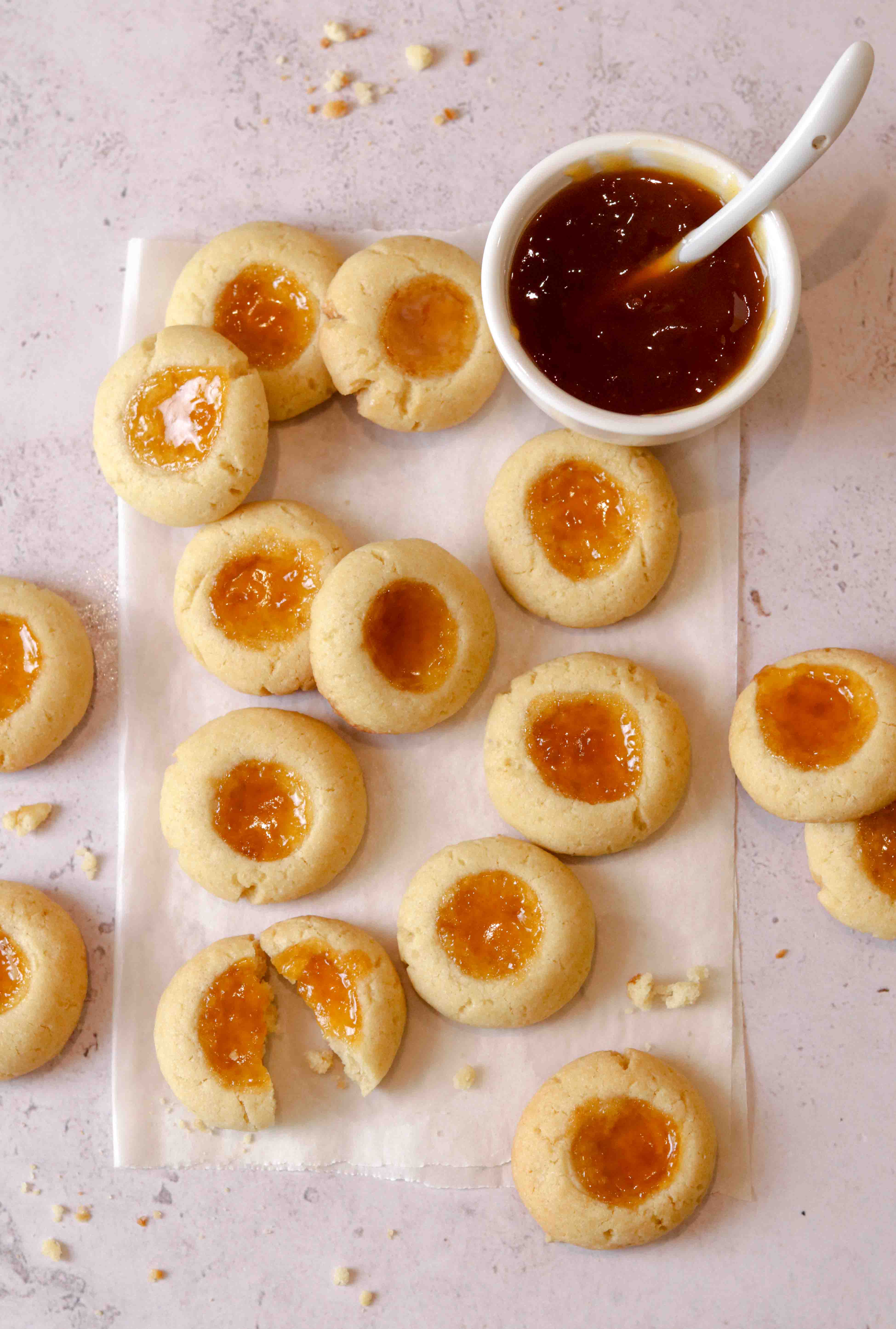 Thumb cookie recipe with apricot jam 
