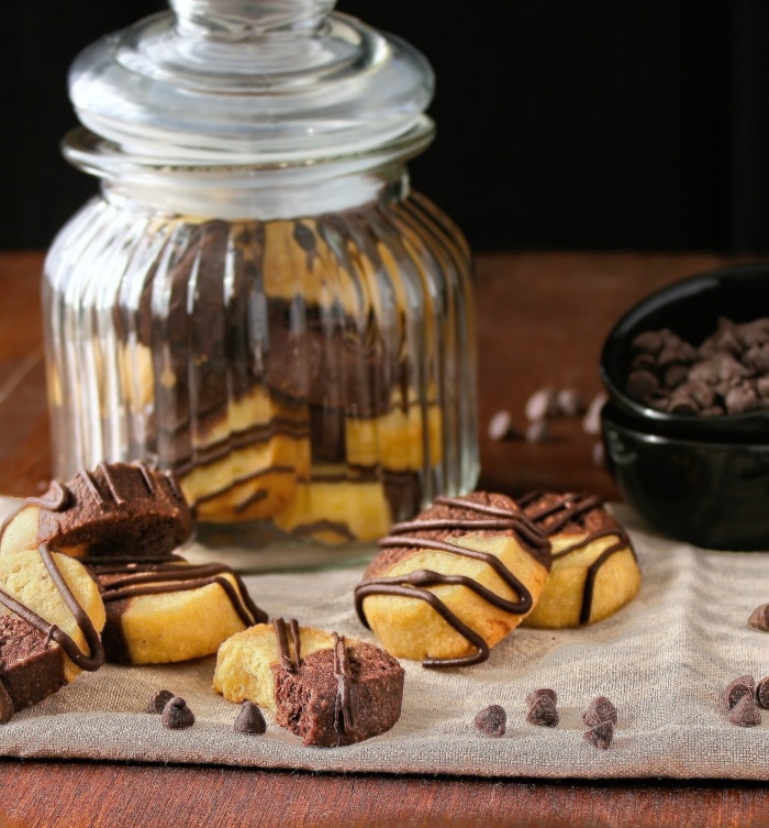 Cookie jar filled with vanilla and chocolate almond butter cookies. 