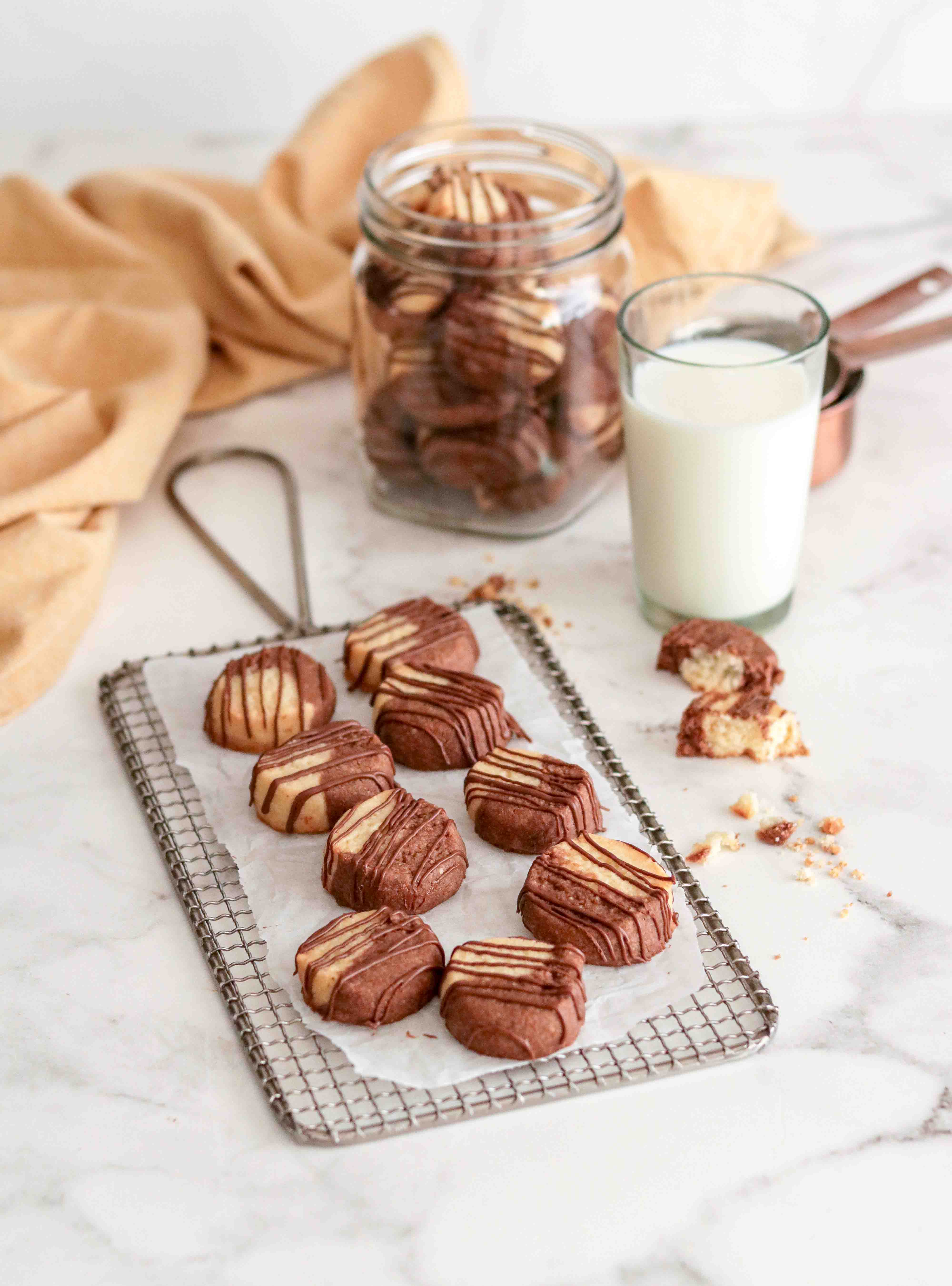 Butter cookies and milk 