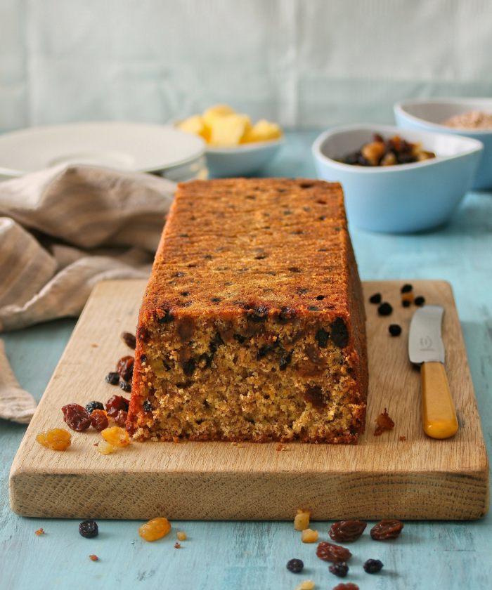 Wholewheat loaf cake with dried fruit. 