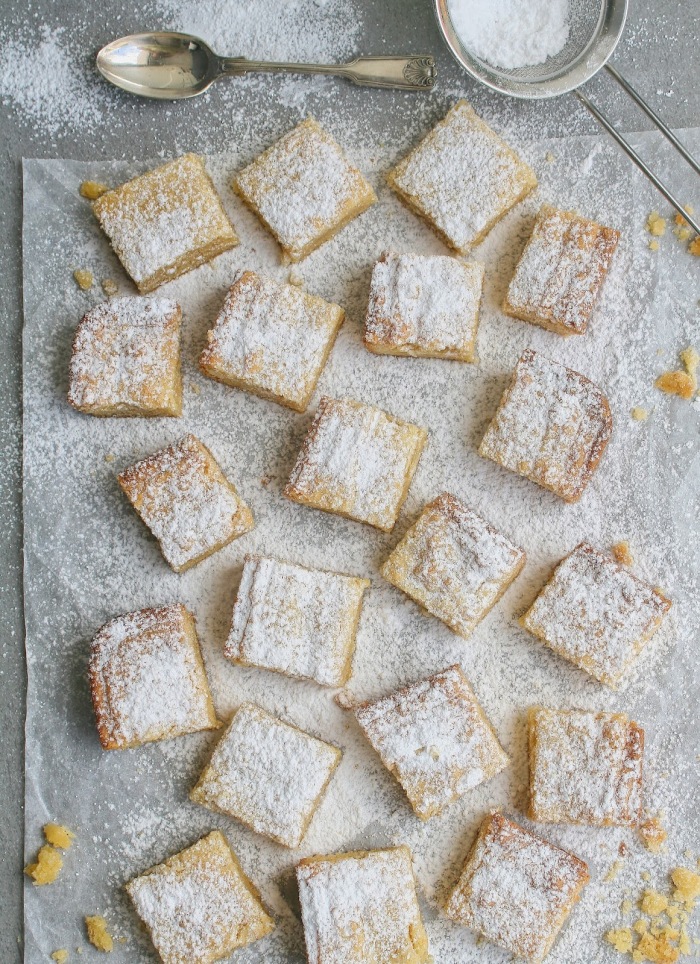Aerial photo of almond cookies with icing sugar.