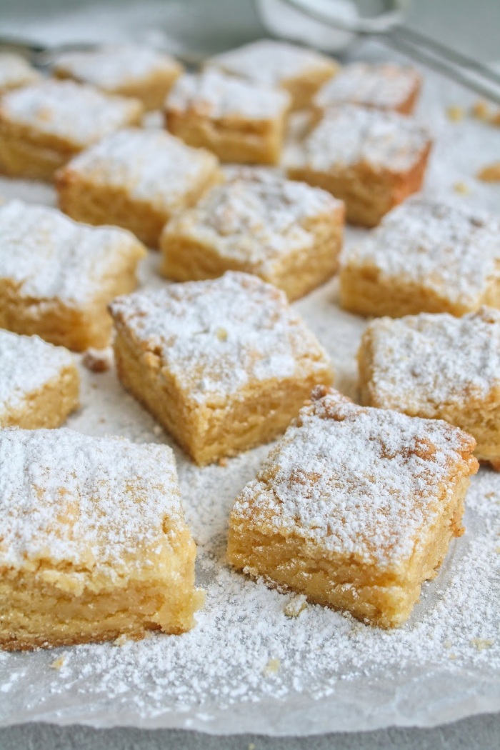 Blocks of almond tart cookies dusted with icing sugar. 