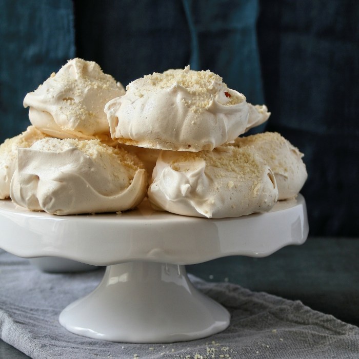Vanilla meringues Vanilla bean meringues with ground almonds.