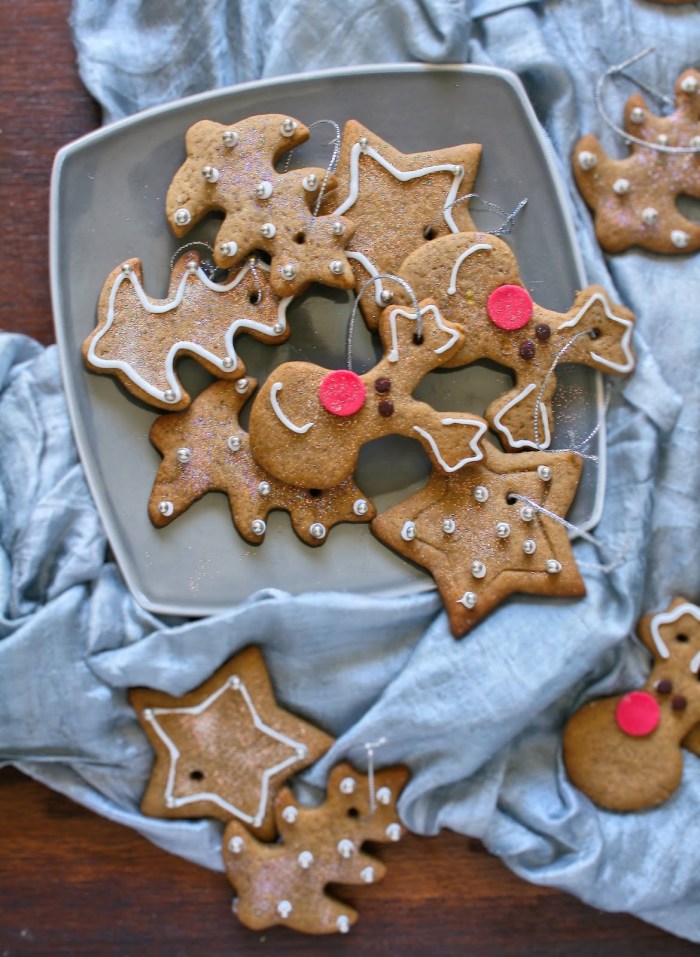 Star cookies to hang on the Christmas tree. 