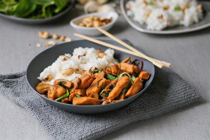 Chicken fried in soy sauce and honey with cashews