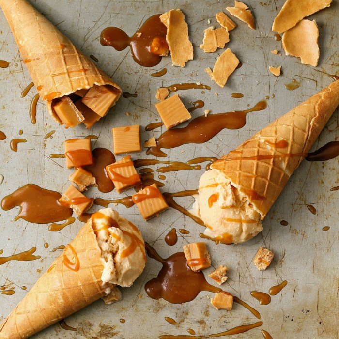 Salted caramel and toffee ice cream Salted caramel ice cream with caramel sauce