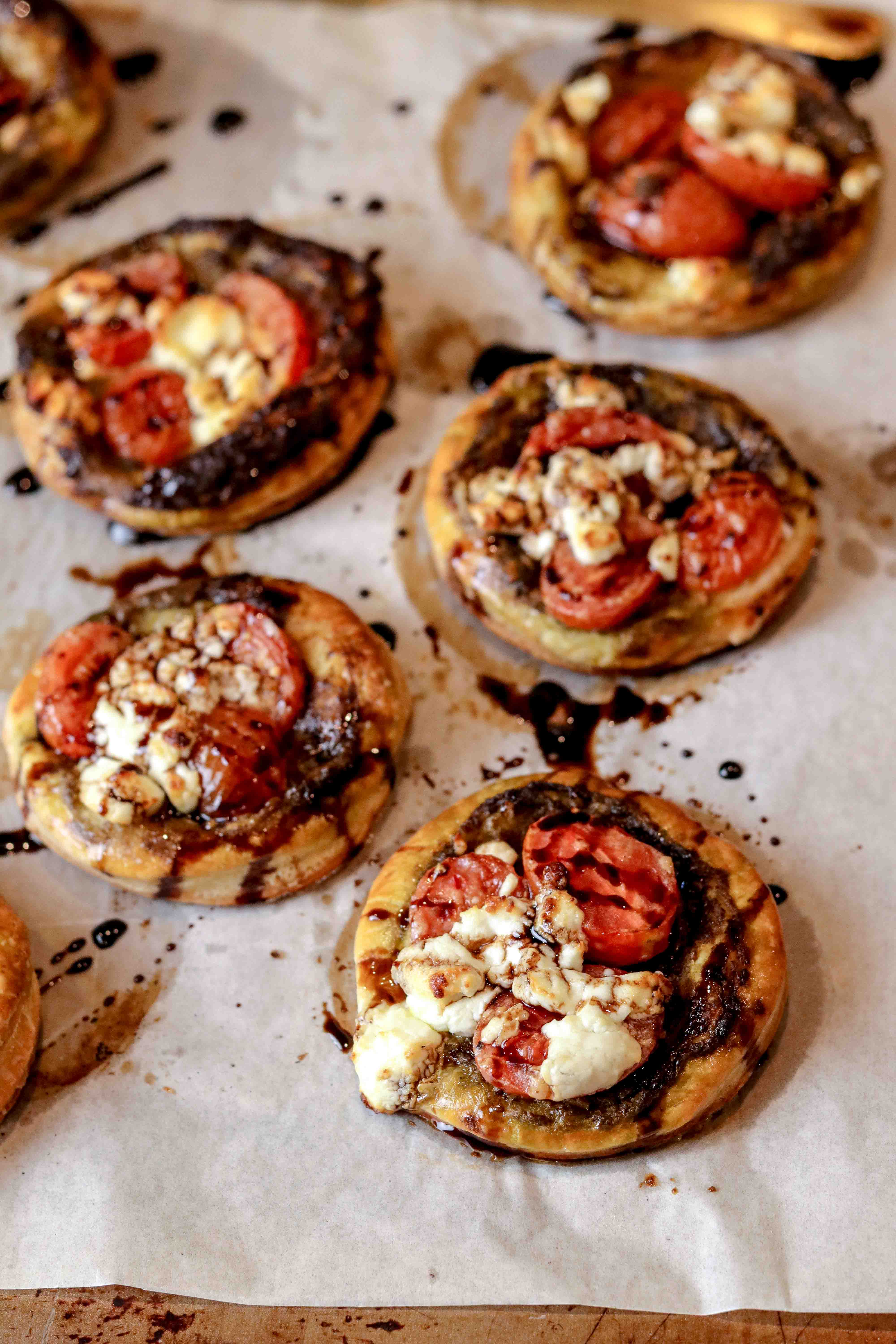Puff pastry tartlets with tomatoes and chevin