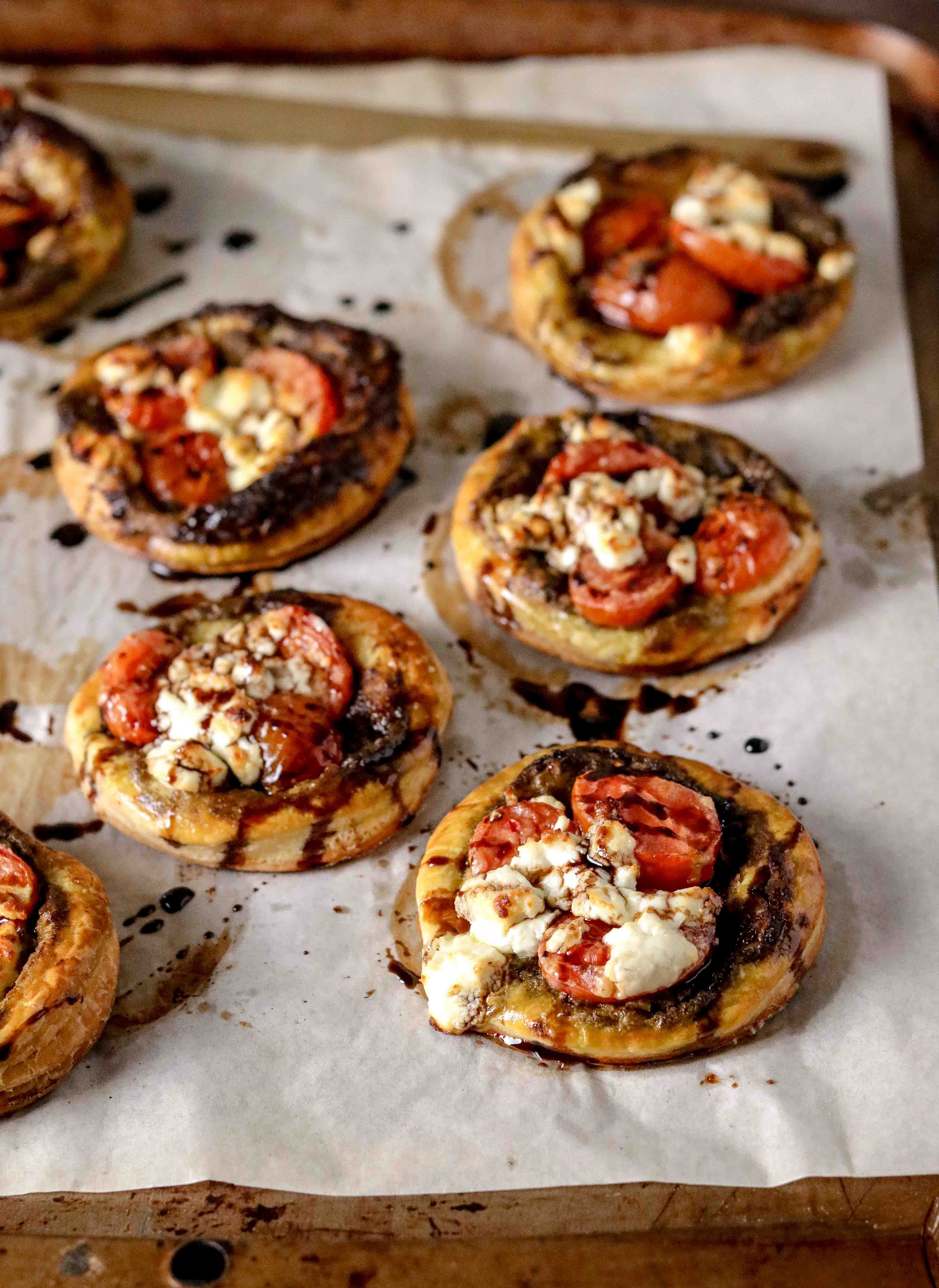 Puff pastry tartlets with tomatoes and chevin