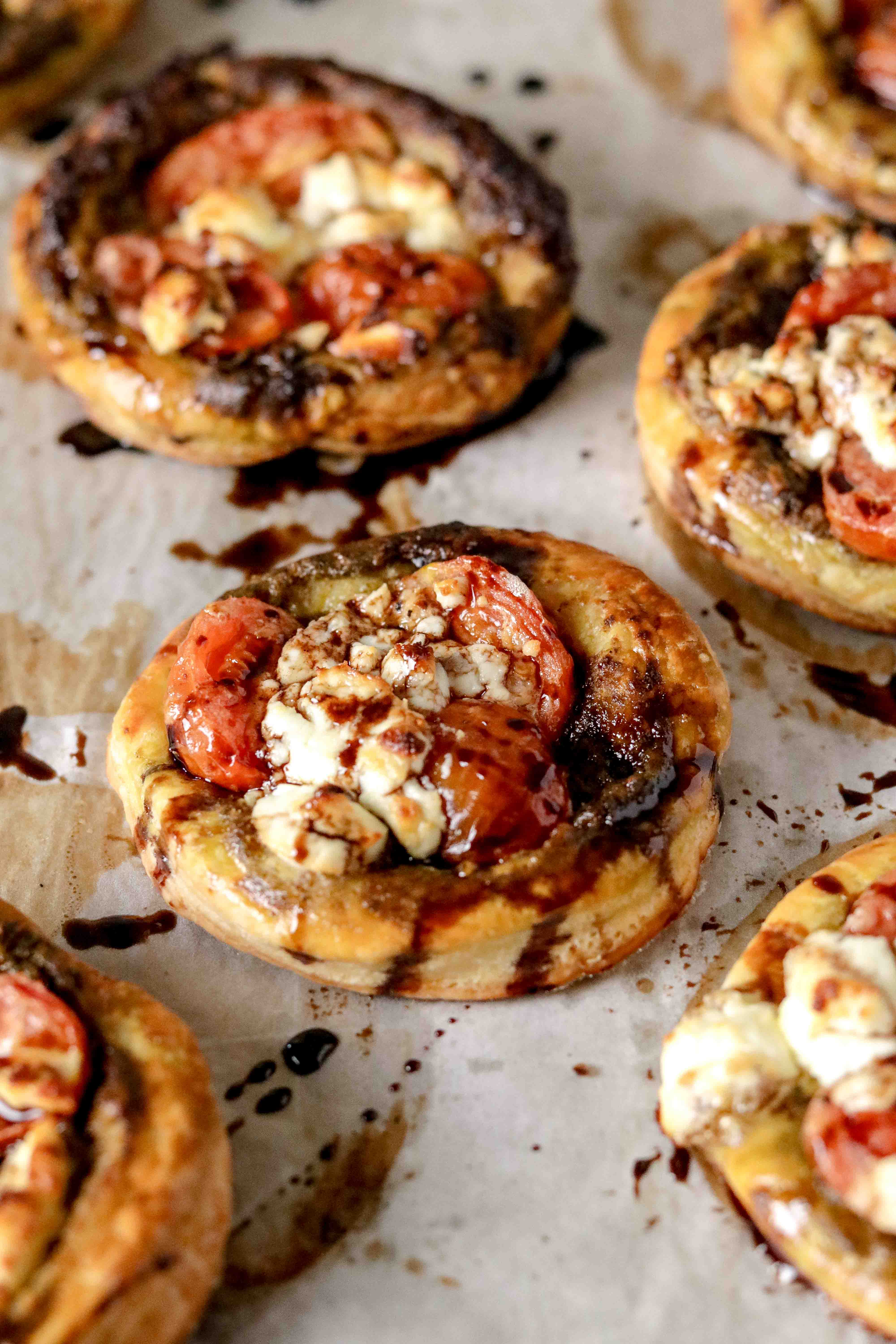 Puff pastry tartlets with tomatoes and chevin
