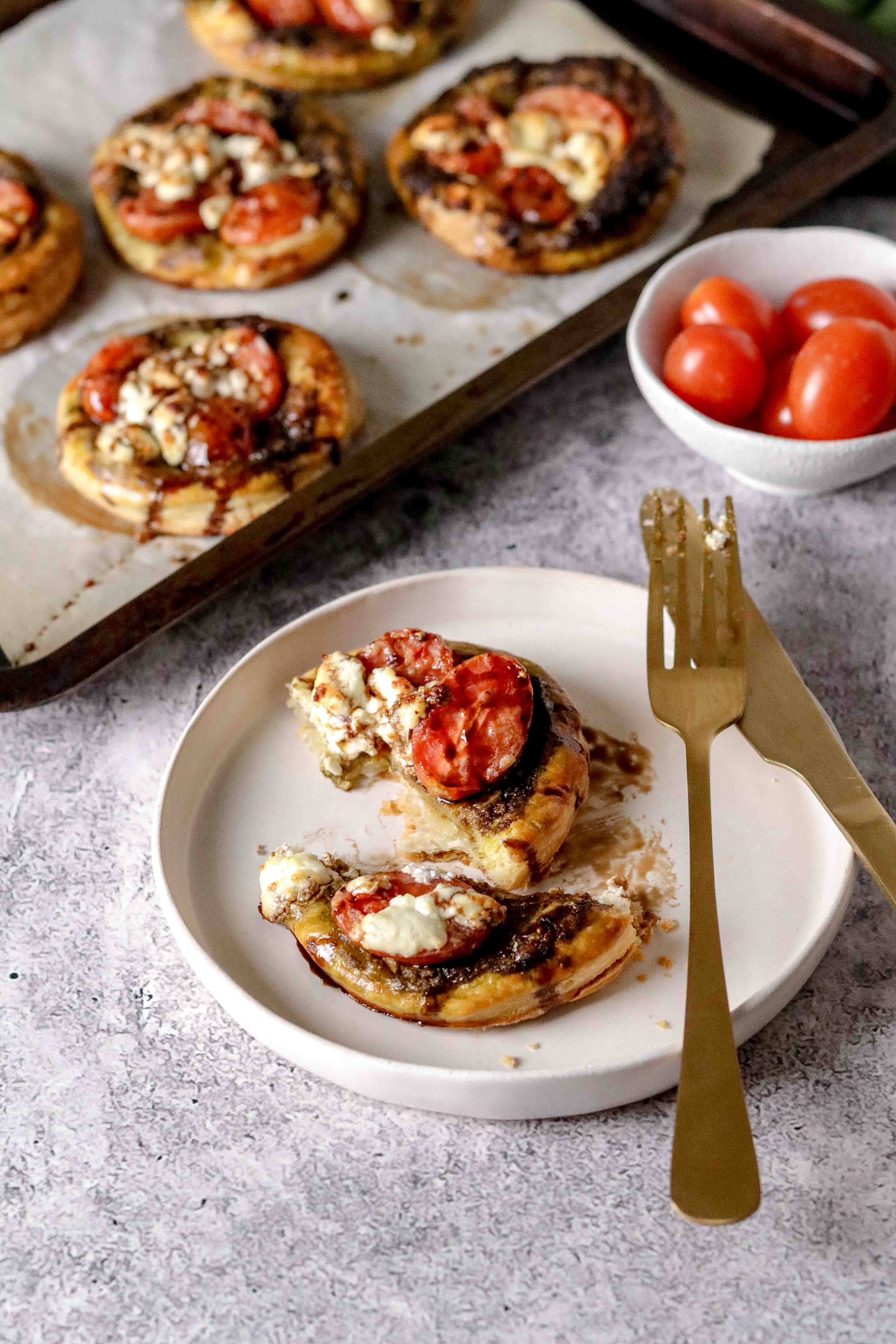 Puff pastry tartlets with tomatoes and chevin