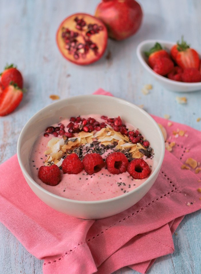 Easy strawberry smoothie bowl recipe.