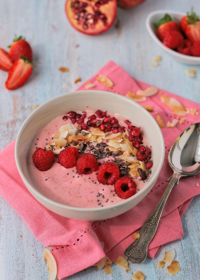 Easy strawberry smoothie bowl recipe.
