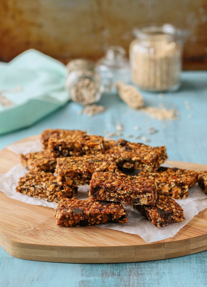 Refined sugar free granola bars with oats and honey