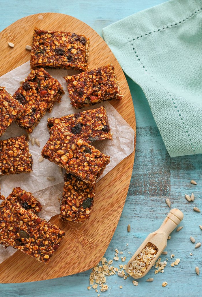 Muesli bars with dates and seeds.