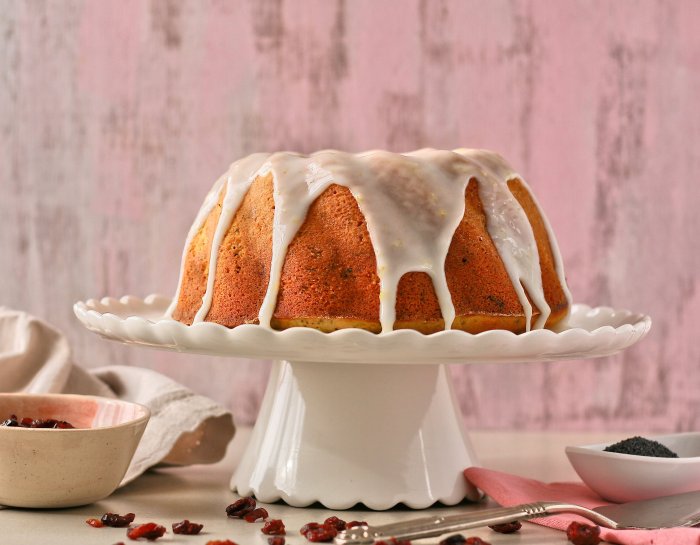 How to make lemon and poppy seed cake with cranberries