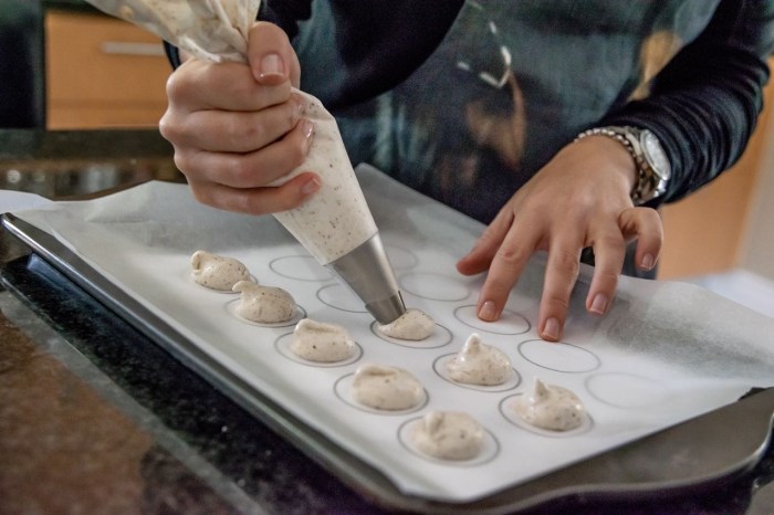 How to make almond macarons with chocolate ganache