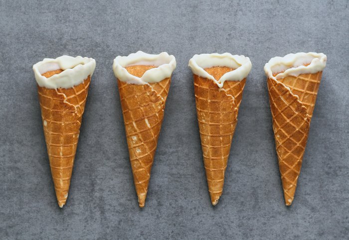 Ice cream cones with white chocolate. 