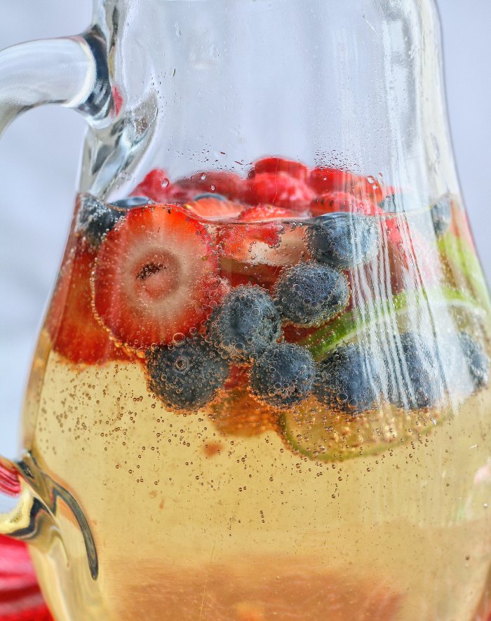 Sangria recipe with lime and berries