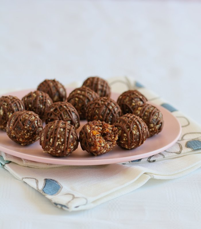 Cinnamon date balls for Easter