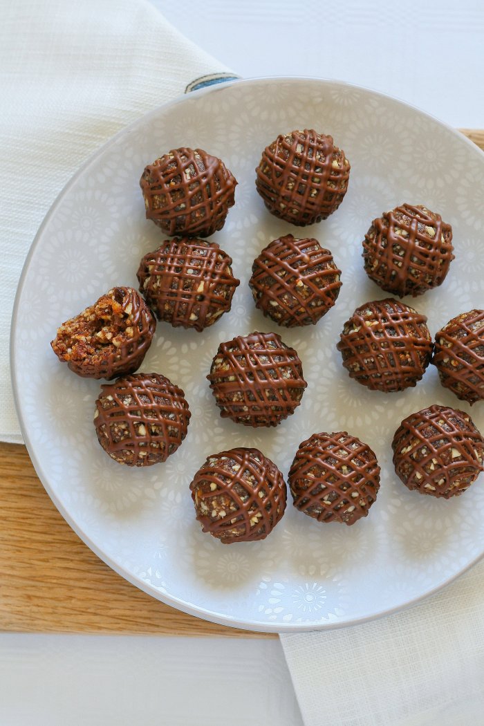 Cinnamon date balls for Easter