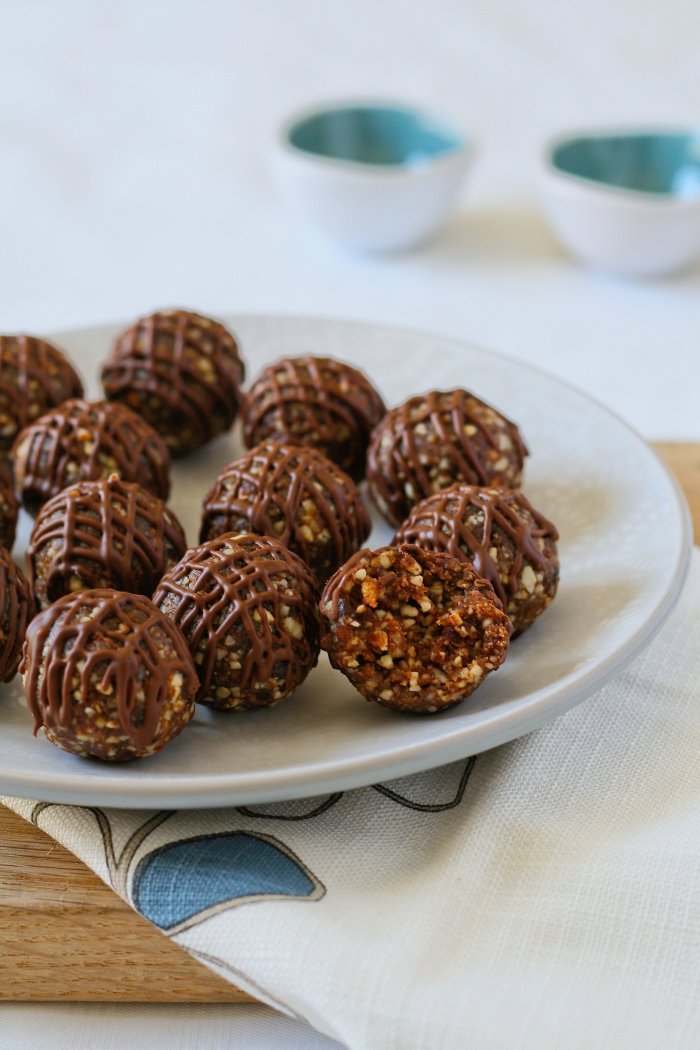 Chocolate date balls 