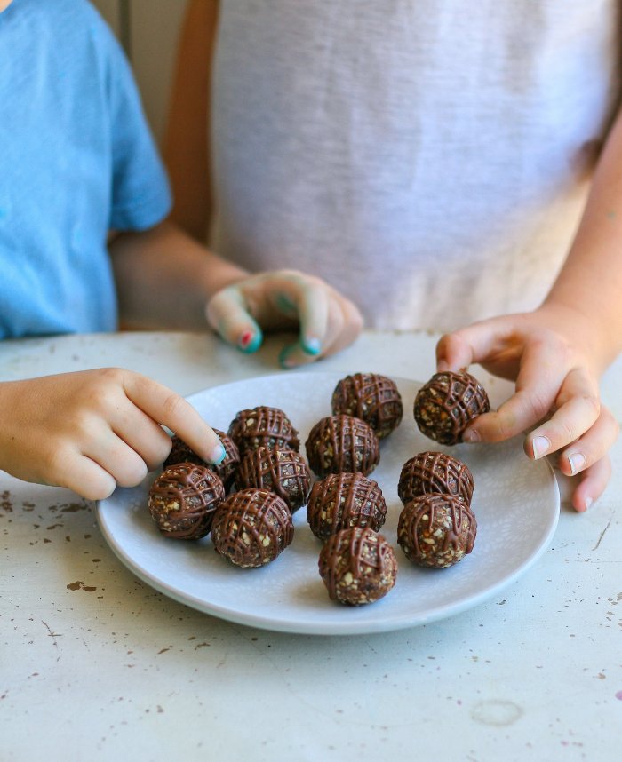 Cinnamon date balls for Easter