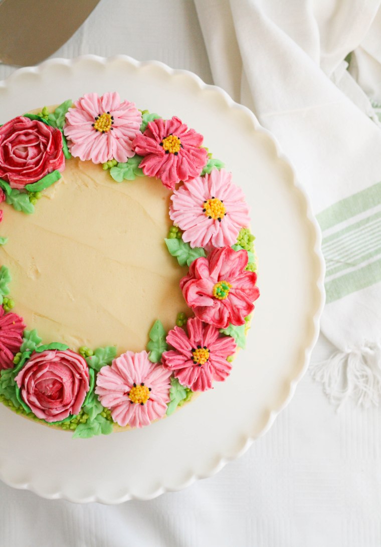 Vanilla cake with piped buttercream flowers