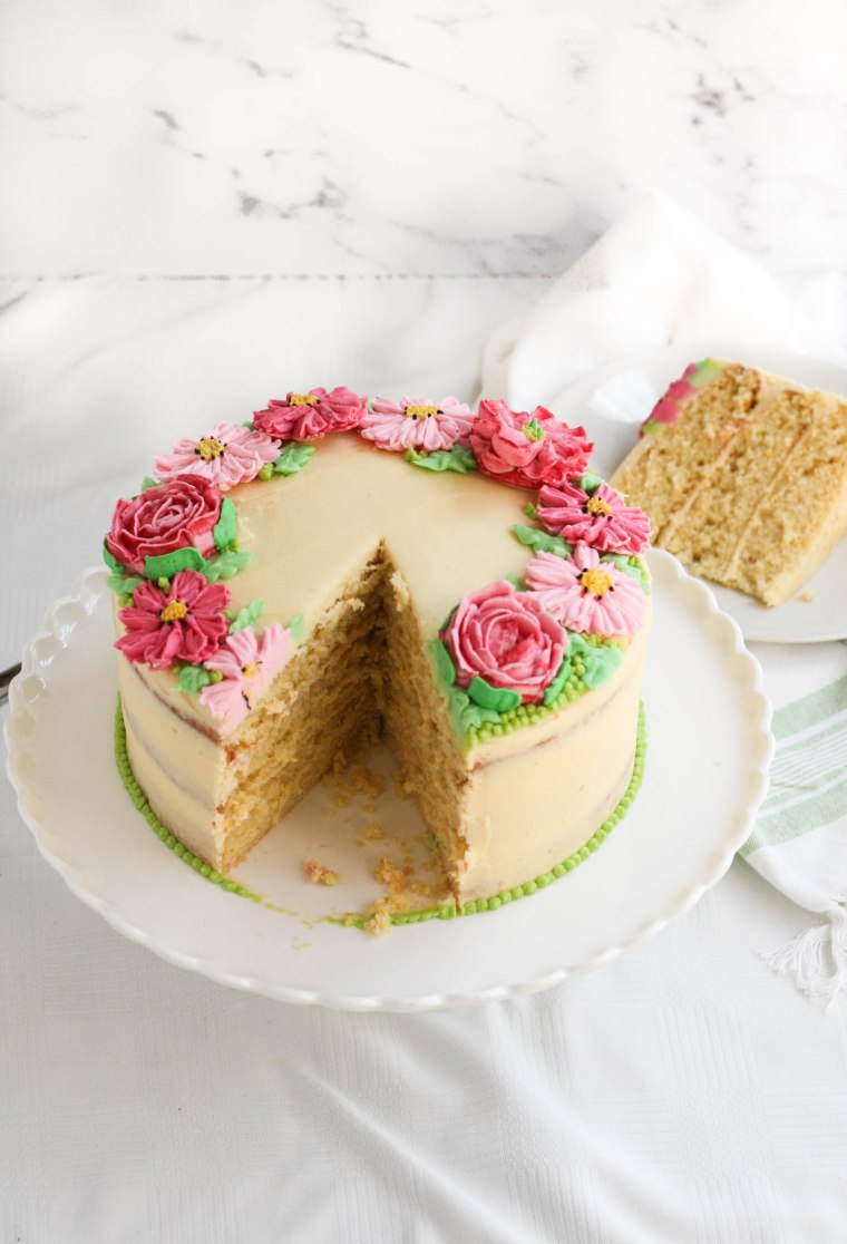 Easy vanilla cake with flowers