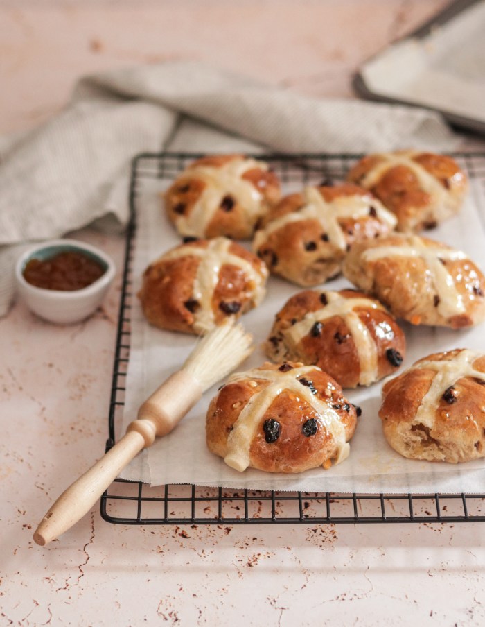 Easy hot cross buns with fruit