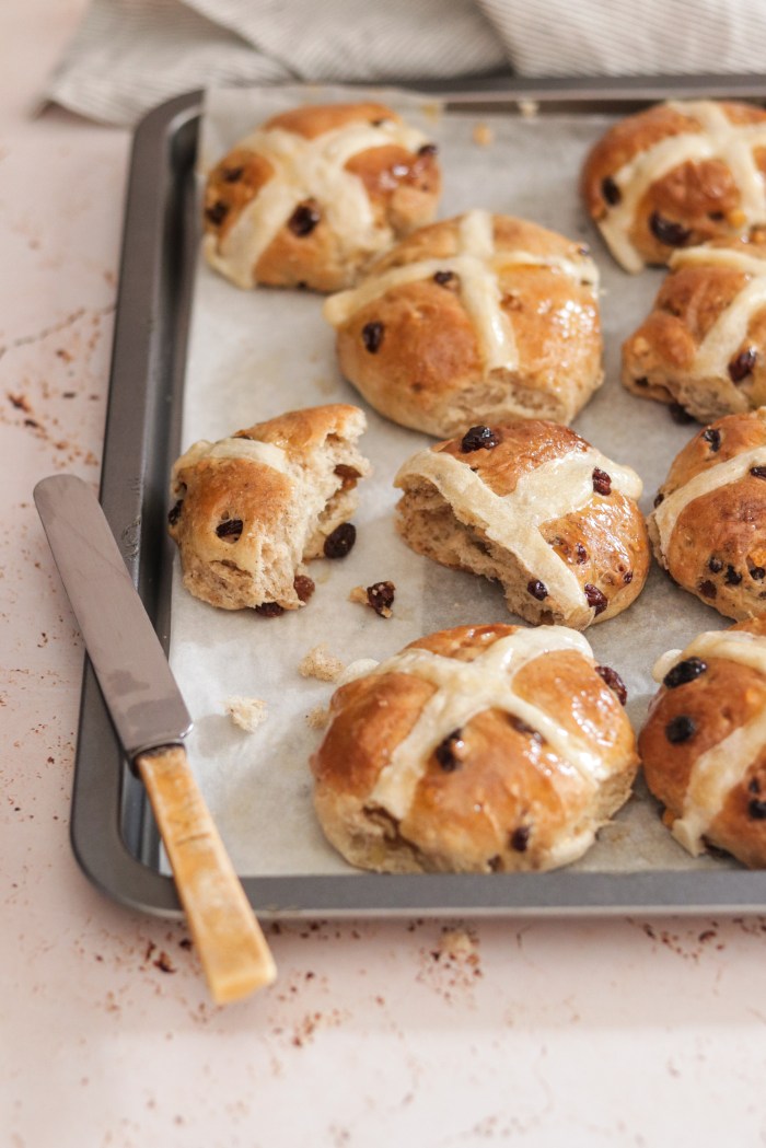 Classic hot cross buns