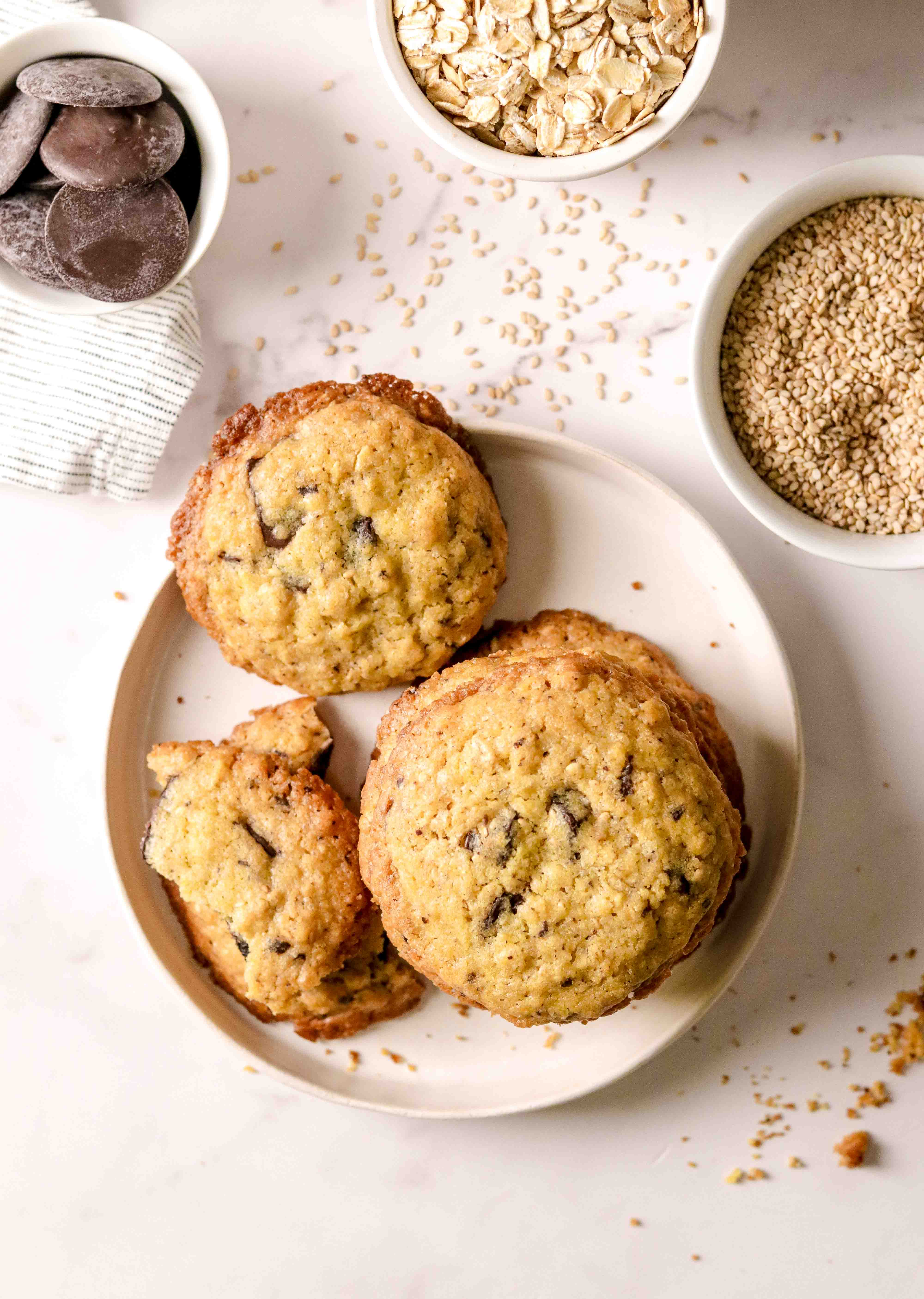 Oat and dark chocolate cookies