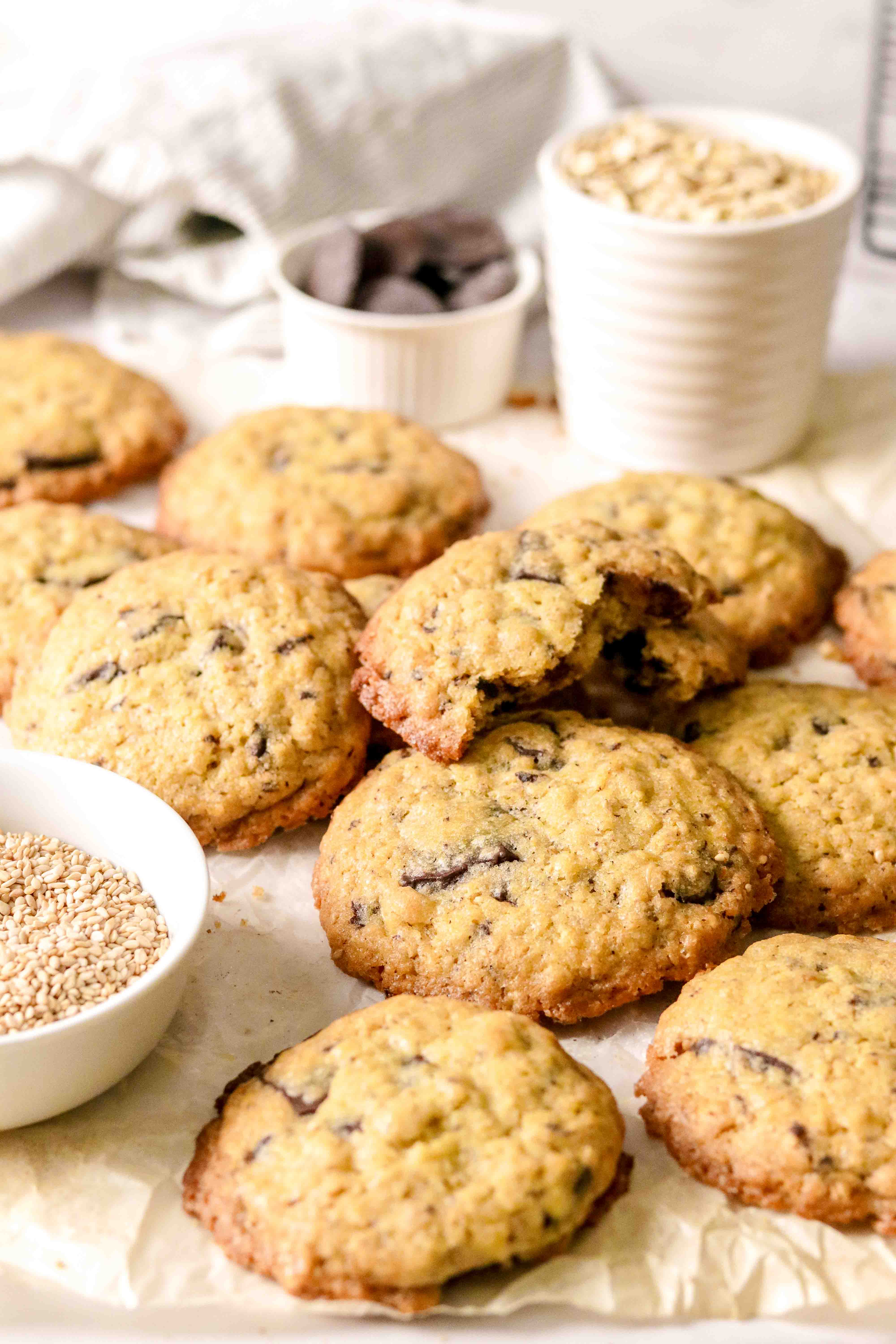 Oat and dark chocolate cookies