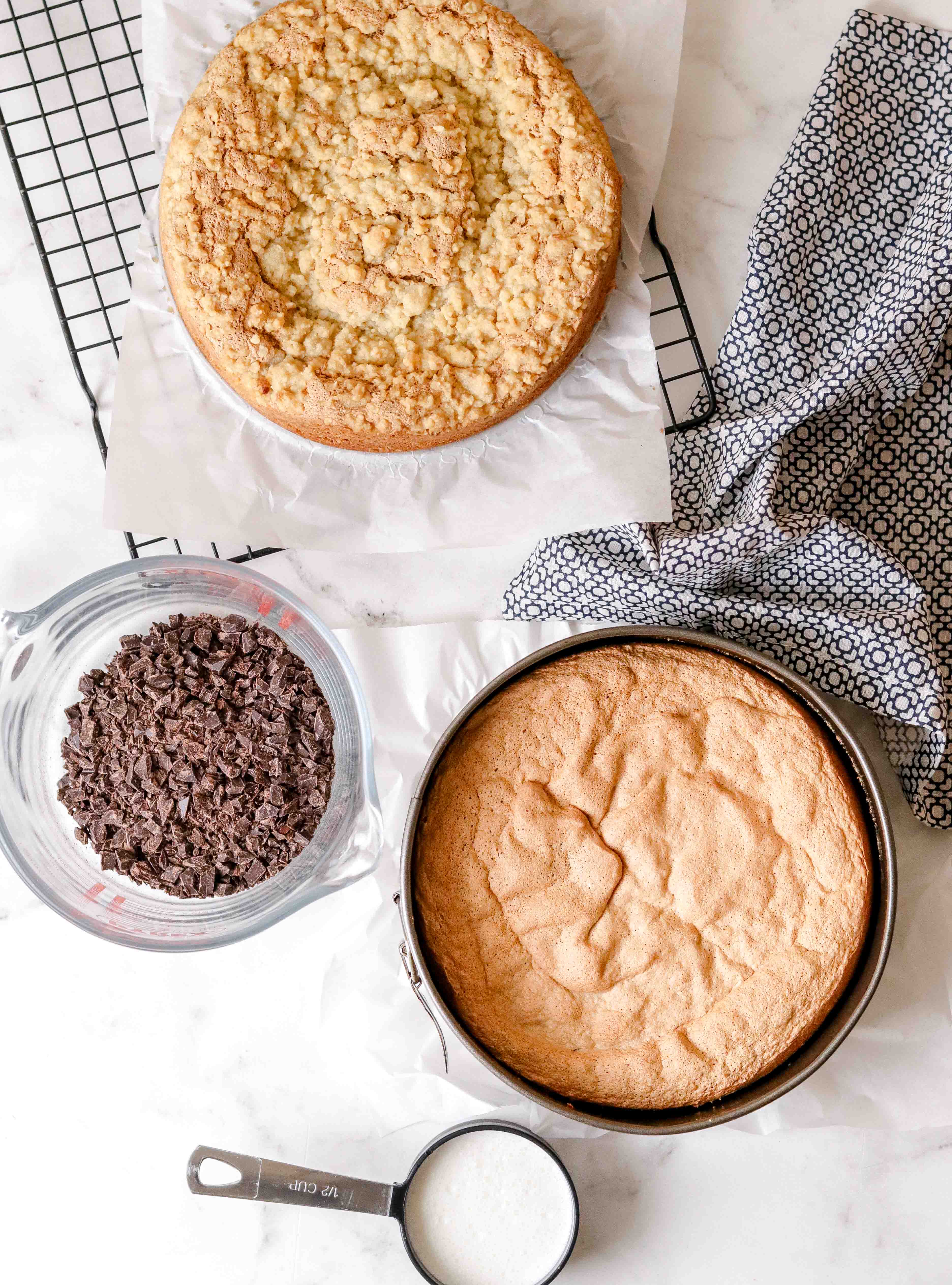 Un-iced sponge cakes in tins