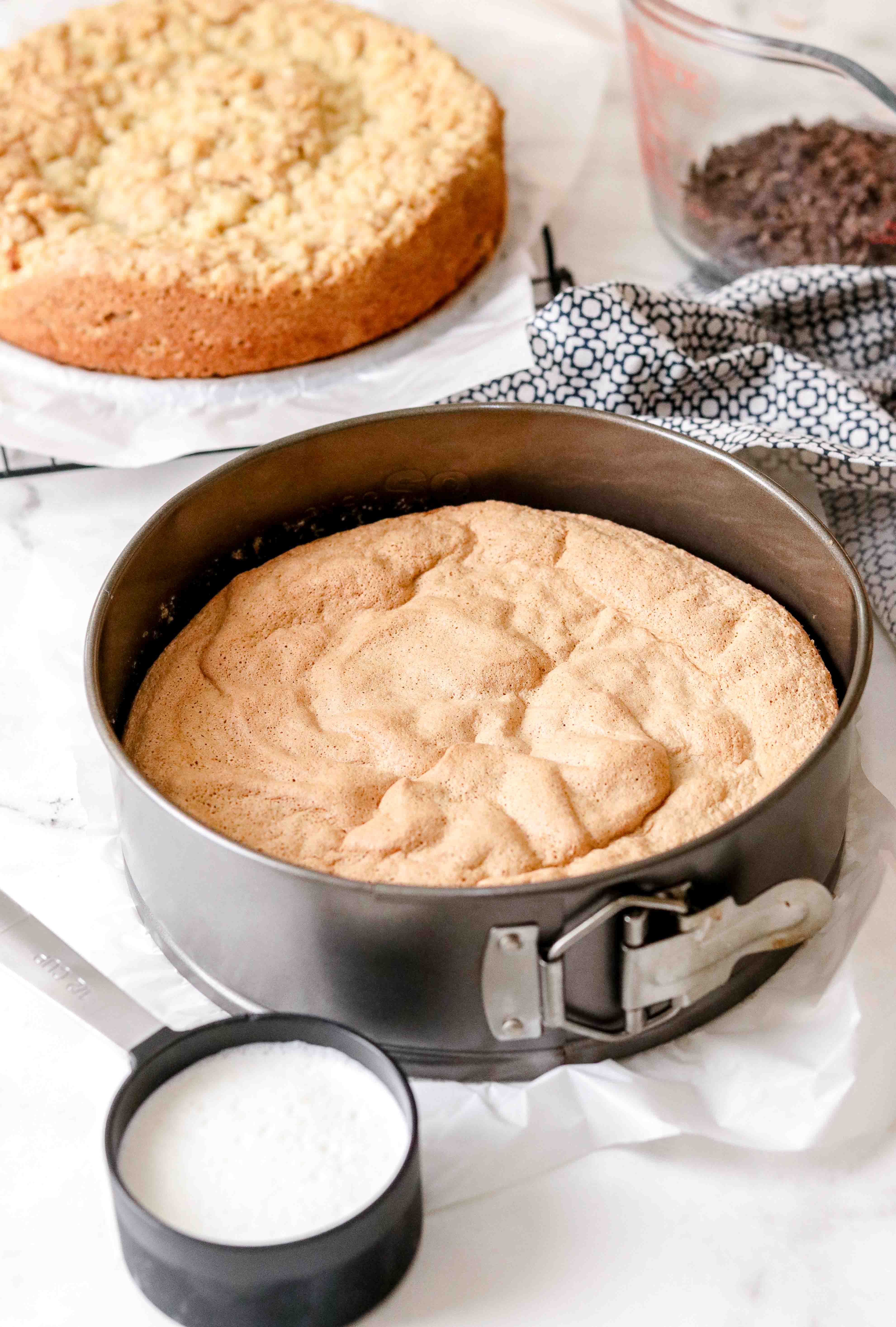 Un-iced sponge cakes in tins